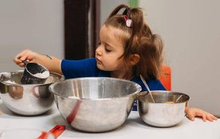 children-learn-cooking-class